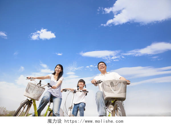 一家人蓝天下快乐骑车幸福一家人幸福家庭幸福的人